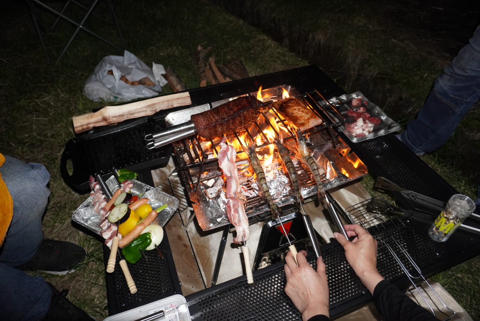 バーベキューで夜の食事を楽しむ